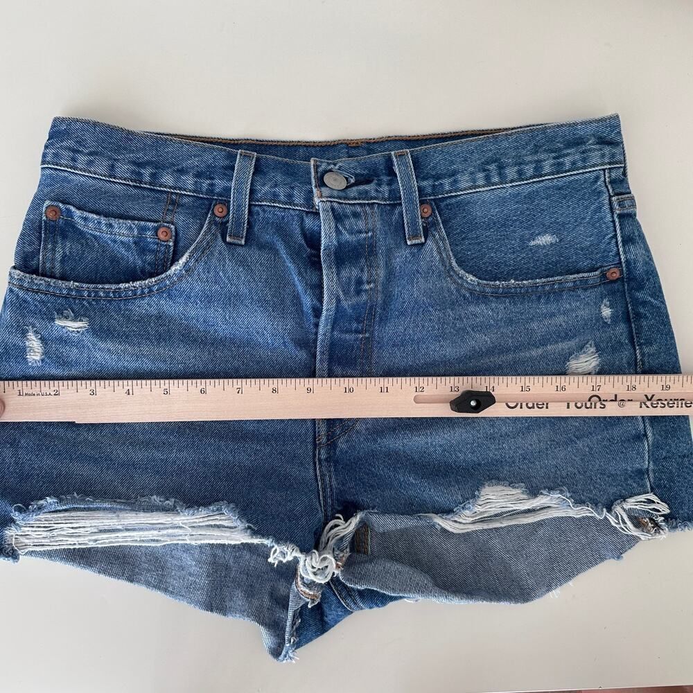 Levi's 501 denim jean shorts distressed - Picture 11 of 12